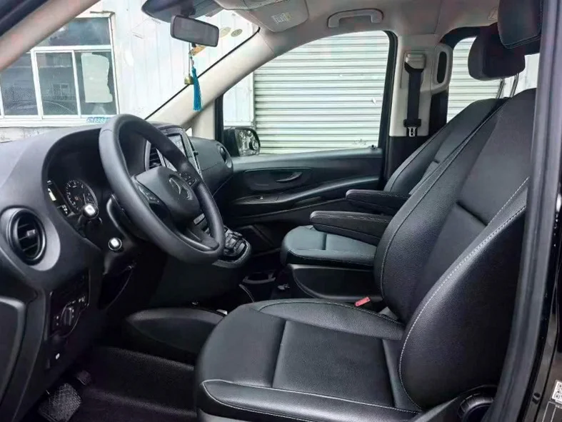 奔驰威霆 后面外观二