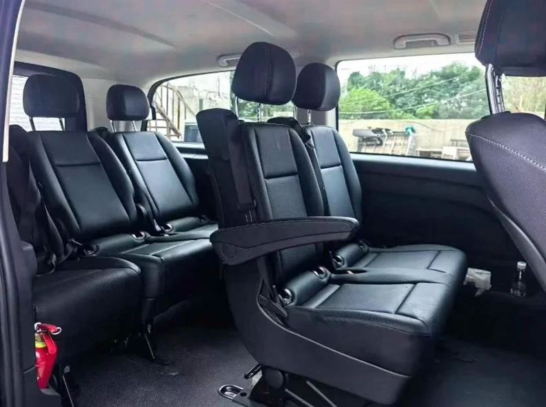 奔驰威霆 后面外观一