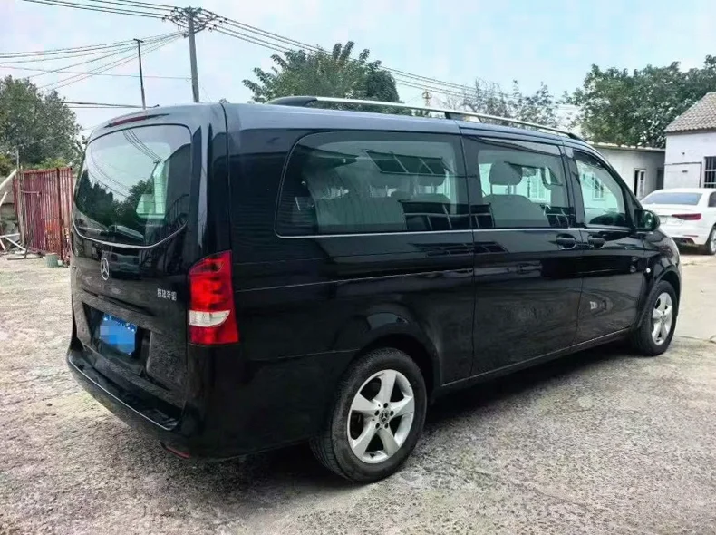 奔驰威霆 内饰后排