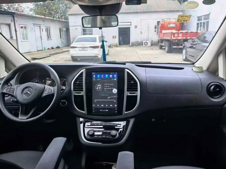 奔驰威霆 后面外观三