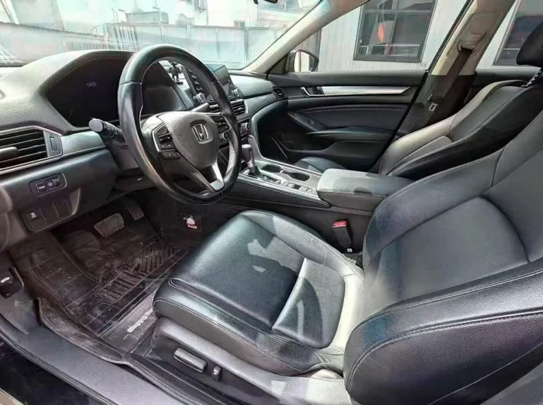 本田雅阁 后面外观一