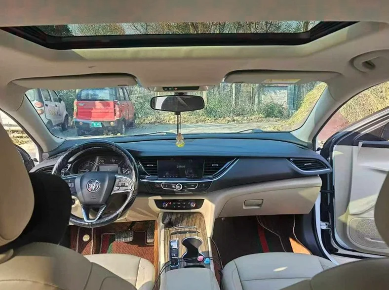 别克君威 内饰后排