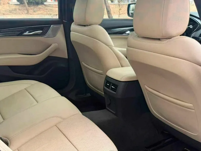 凯迪拉克CT5 后面外观一