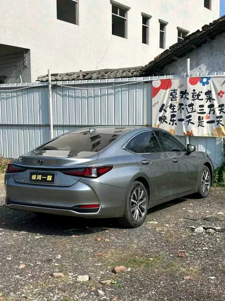 雷克萨斯ES 后面外观一