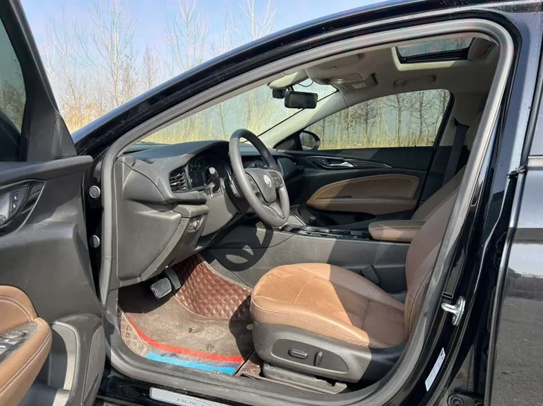 别克君威 后面外观一