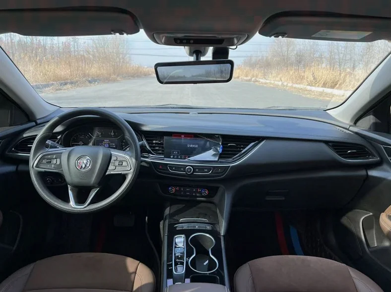 别克君威 内饰前排