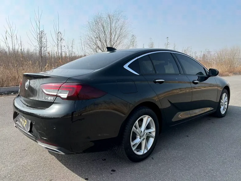 别克君威 内饰后排