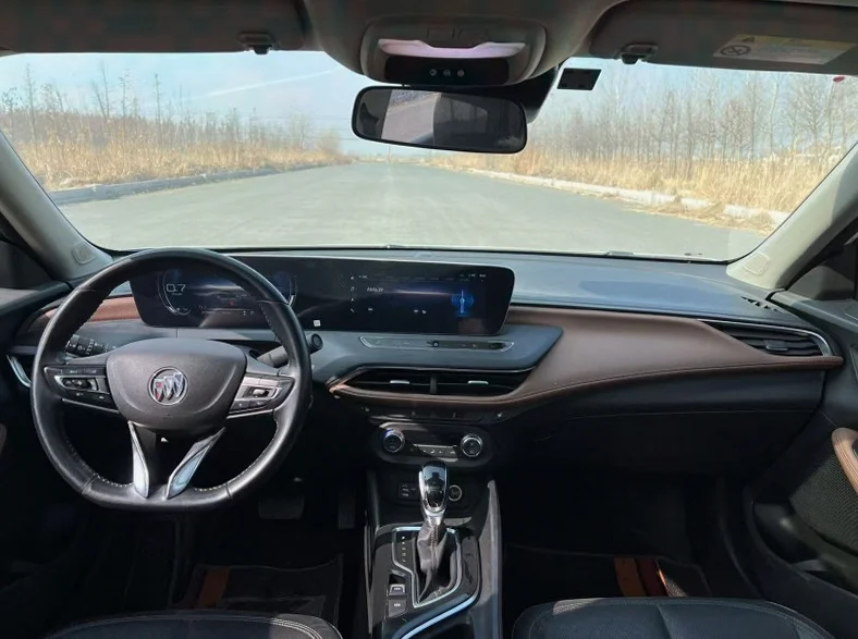 别克威朗 内饰前排