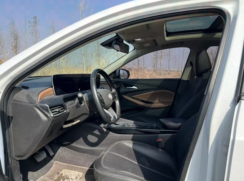 别克威朗 后面外观一