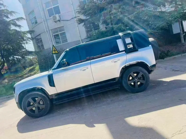 路虎卫士 正面外观三