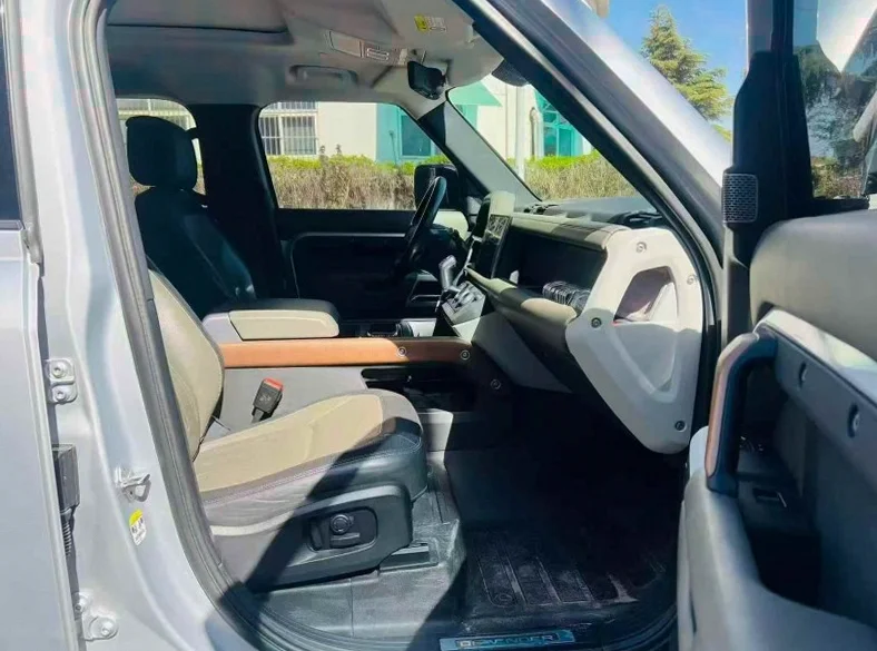 路虎卫士 后面外观三