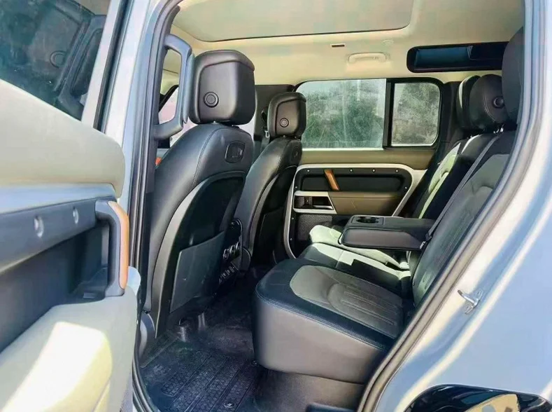 路虎卫士 后面外观一