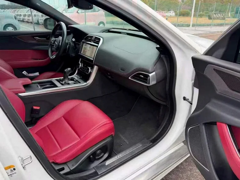 捷豹XEL 内饰前排