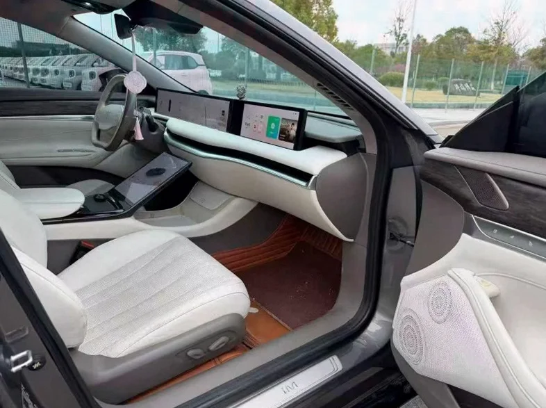 智己L7 内饰前排