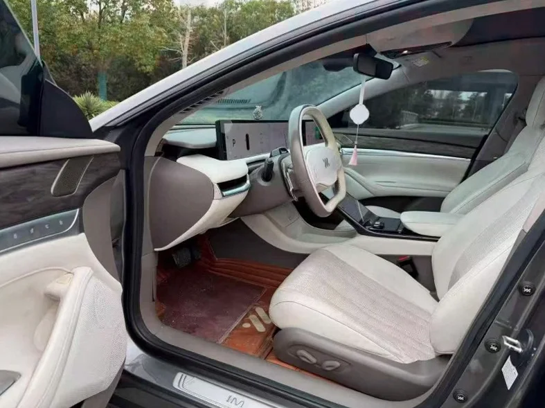 智己L7 后面外观一