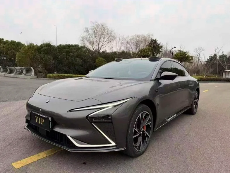 智己L7 正面外观三