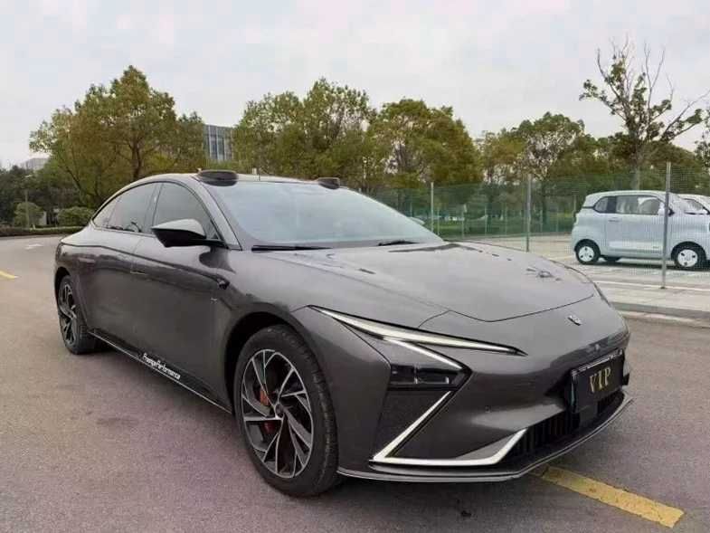 智己L7 正面外观二