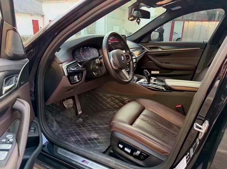 宝马5系 后面外观一