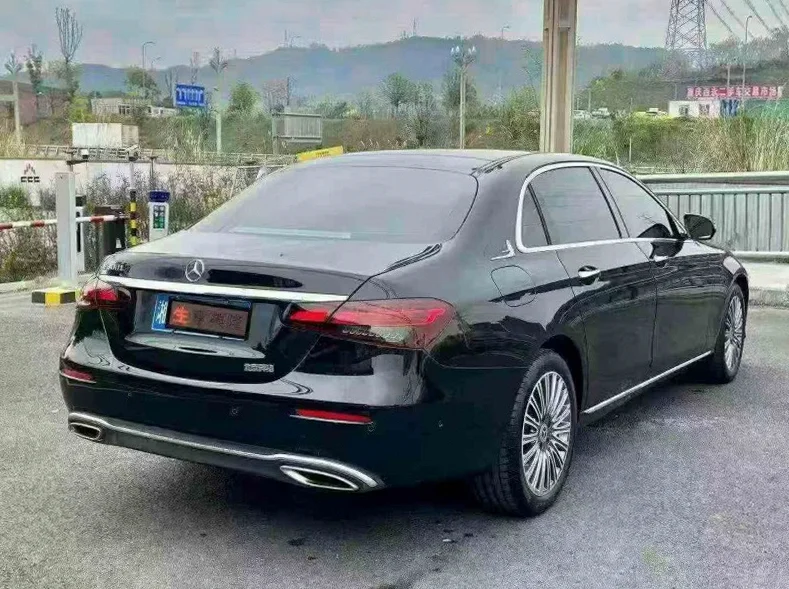 奔驰E 内饰后排