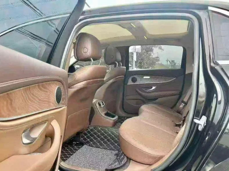 奔驰E 后面外观三