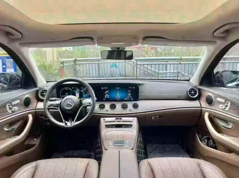 奔驰E 后面外观一