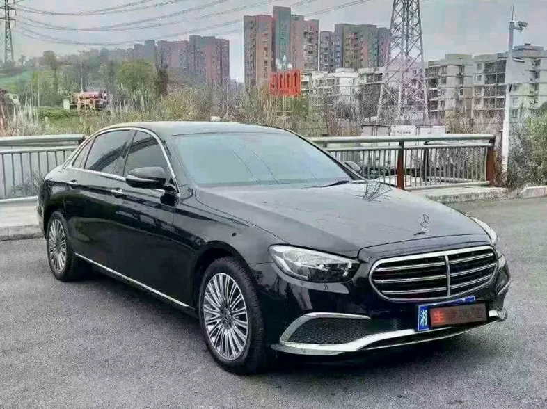 奔驰E 正面外观二