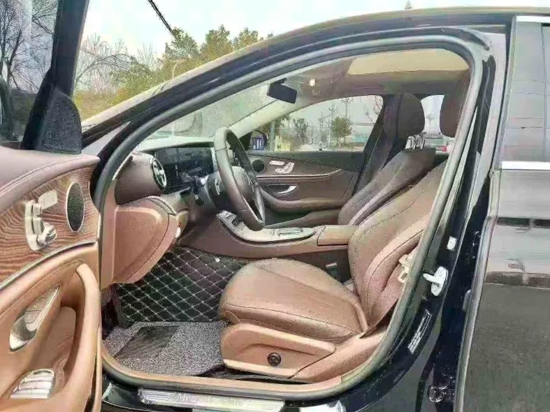 奔驰E 后面外观二