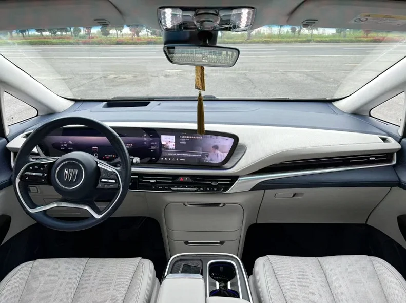 别克新世纪 后面外观一