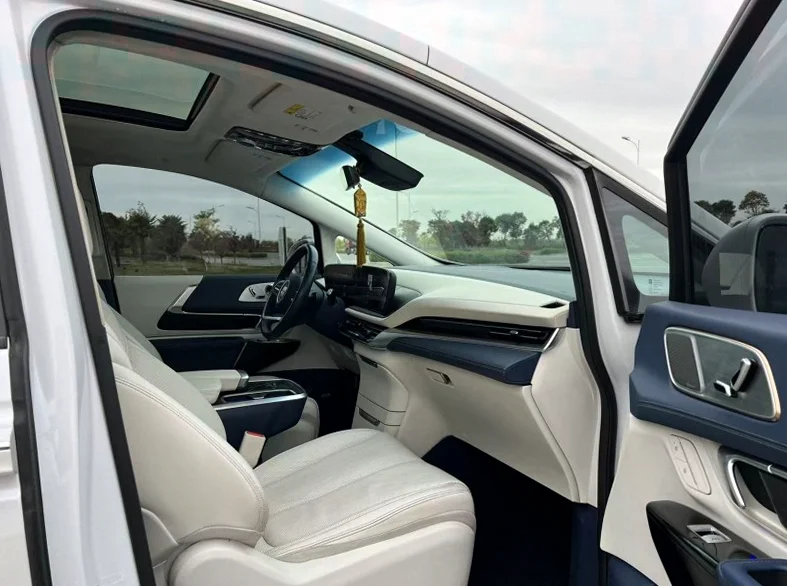 别克新世纪 内饰前排