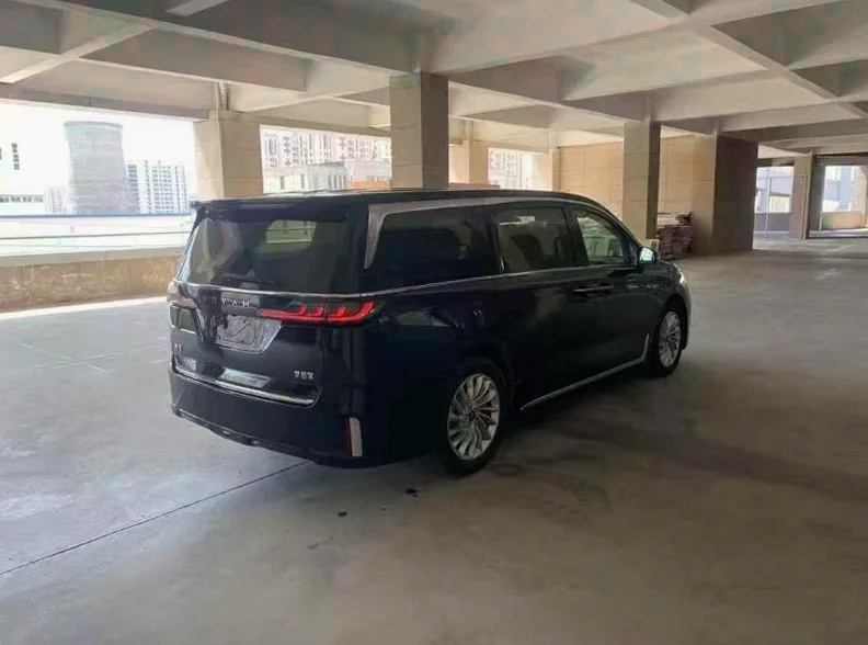 岚图汽车梦想家 后面外观三