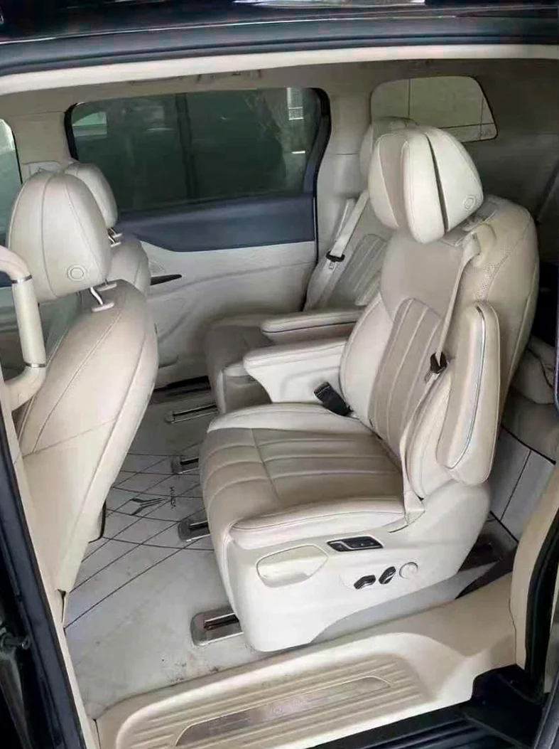 岚图汽车梦想家 后面外观一