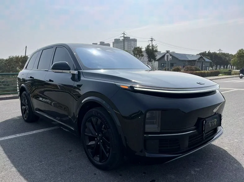 理想L8 正面外观三