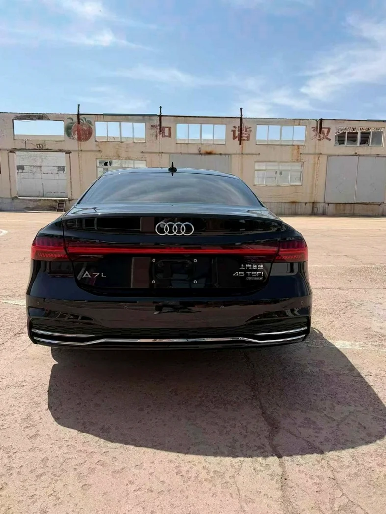 奥迪A7L 内饰前排