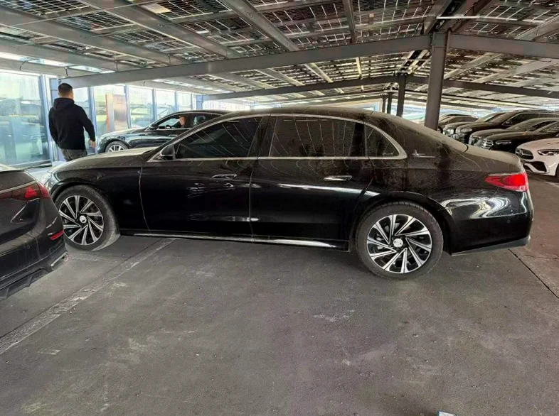 奔驰E 后面外观三