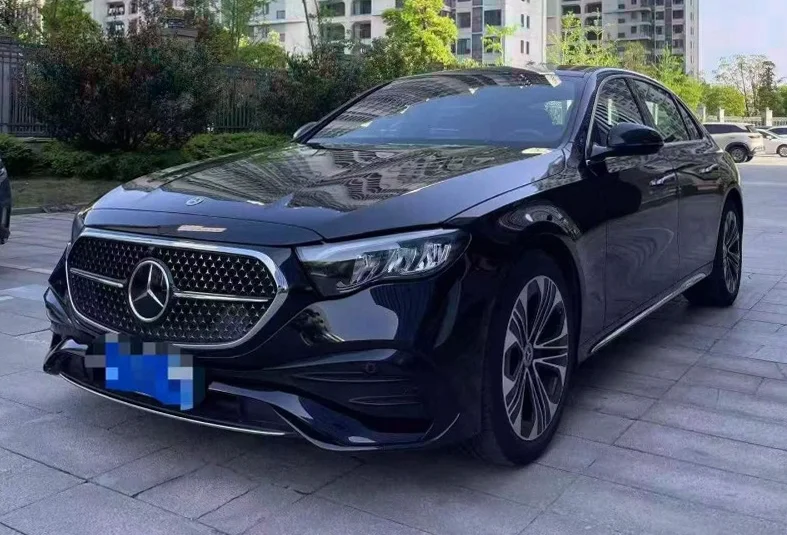 奔驰E 正面外观二