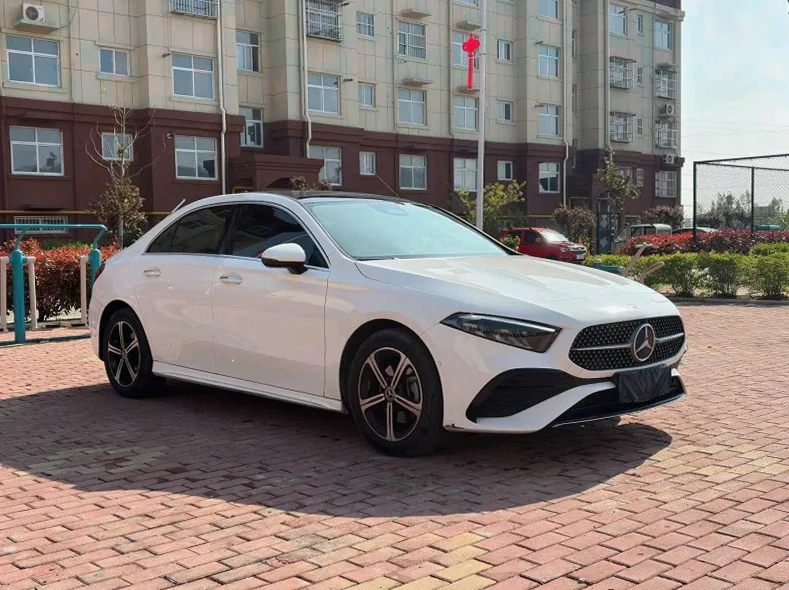 奔驰A 正面外观二