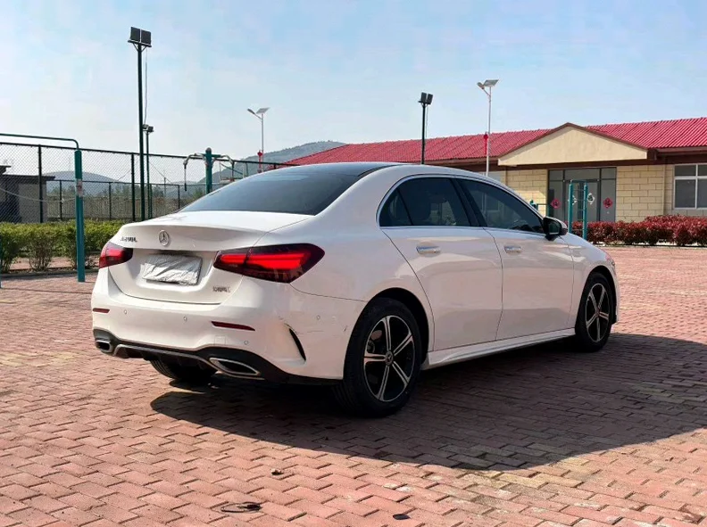 奔驰A 后面外观一