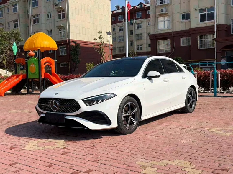 奔驰A 正面外观三