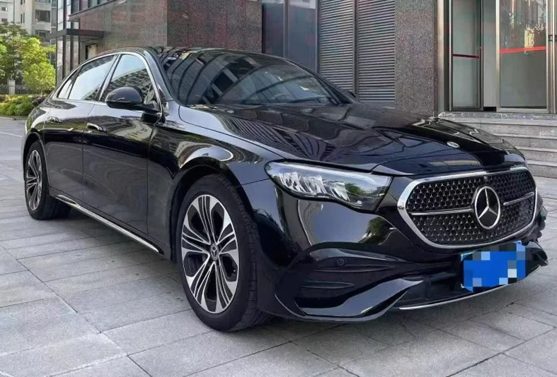 奔驰E 正面外观三