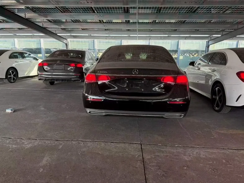 奔驰E 正面外观三