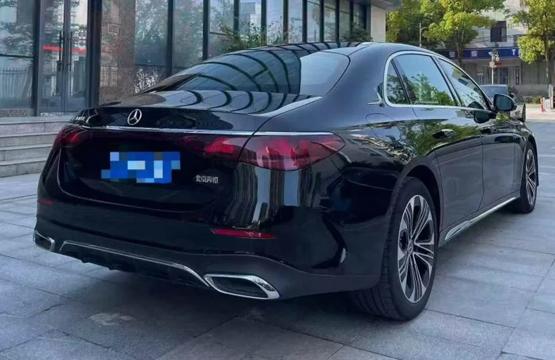 奔驰E 内饰后排