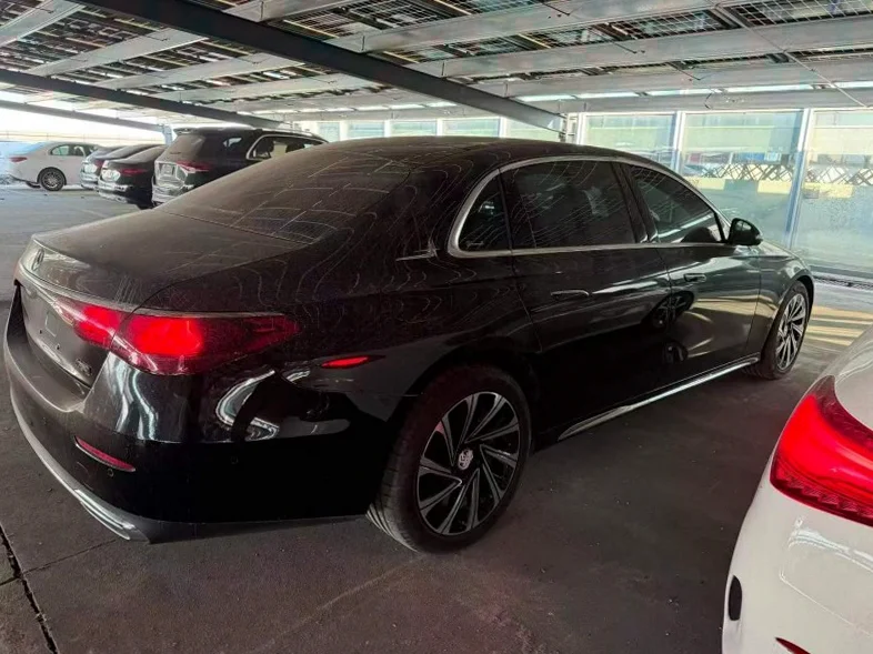 奔驰E 后面外观一