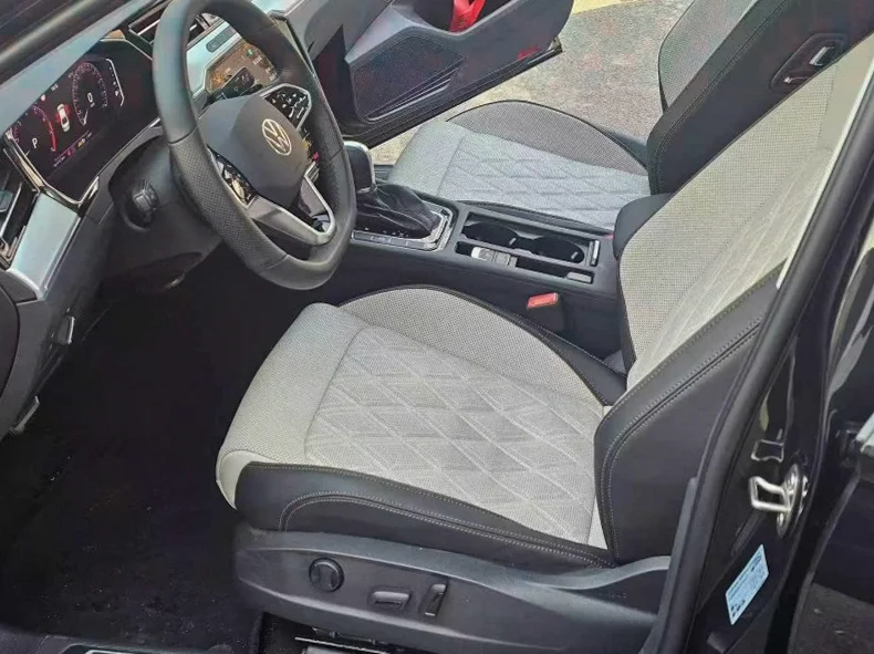 大众迈腾 内饰后排