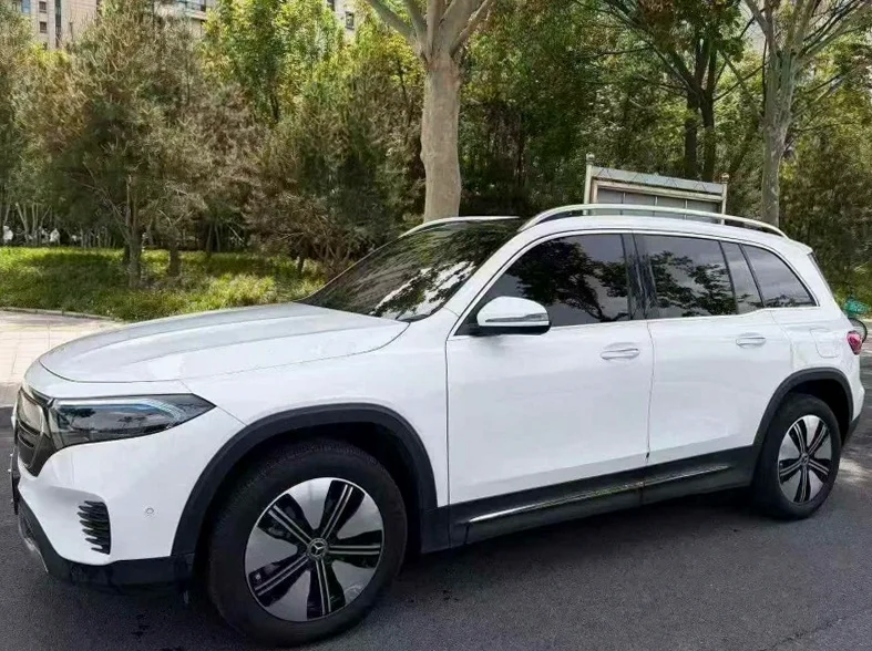 奔驰EQB 正面外观二