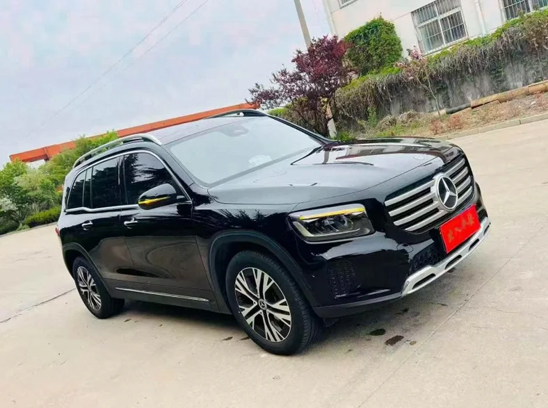 奔驰GLB 正面外观二