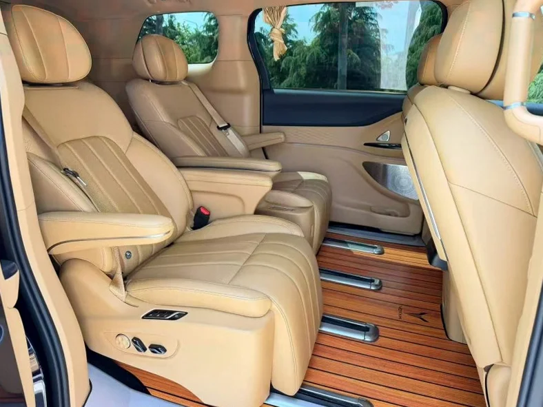 岚图汽车梦想家 内饰前排