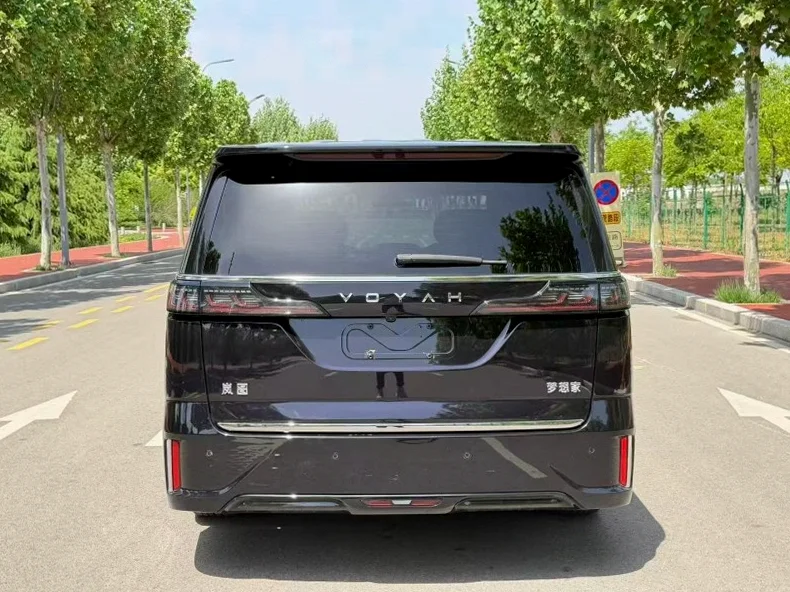 岚图汽车梦想家 驾驶室