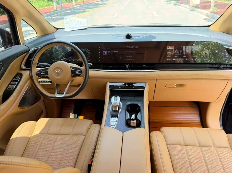 岚图汽车梦想家 后面外观三