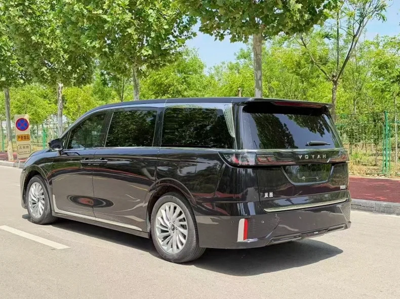 岚图汽车梦想家 正面外观三