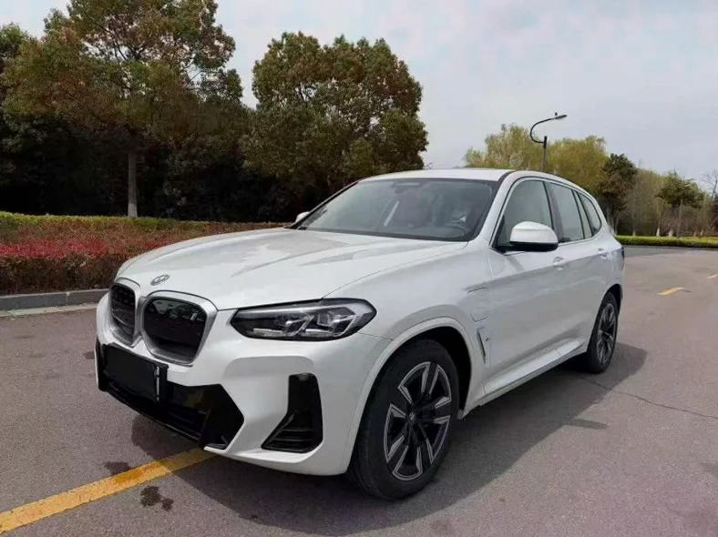 宝马IX 正面外观二